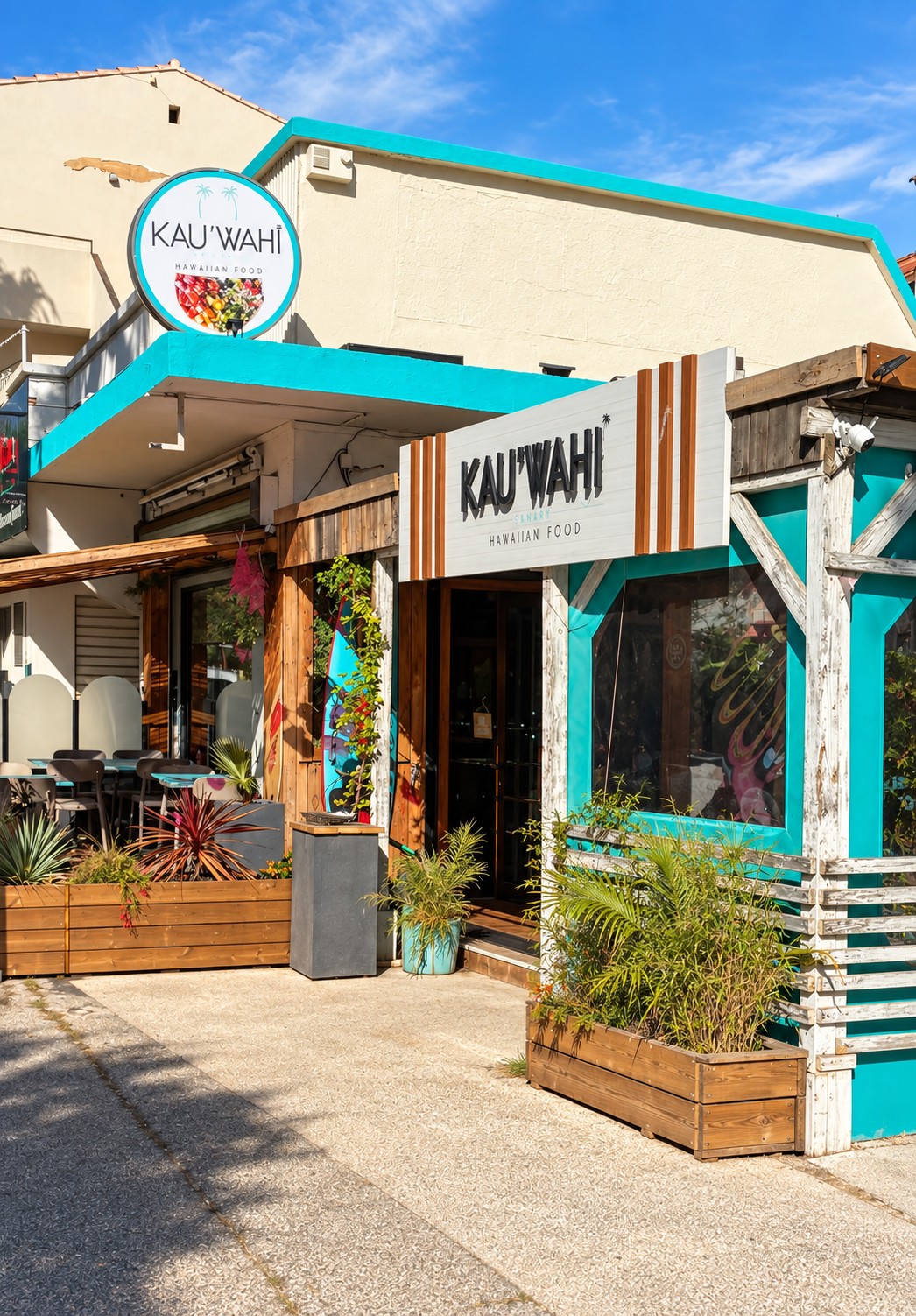 La façade turquoise et la terrasse de Kau’wahi à Sanary-sur-Mer